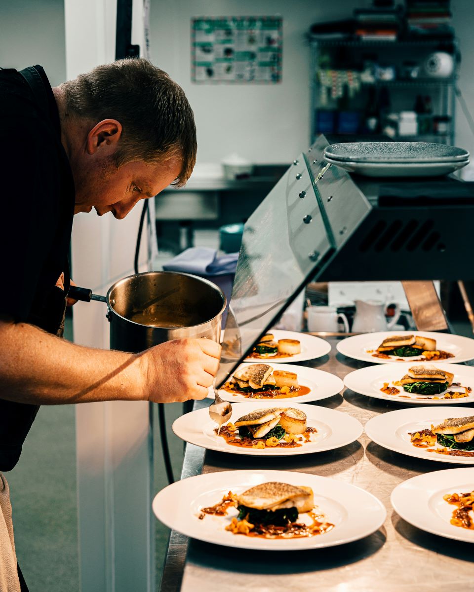 Chef qui prépare des plats